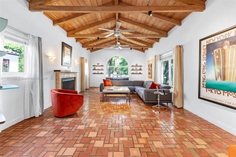 House in Miami Beach, Florida 4 bedrooms, 304.81 sq.m. № 1930103 - photo 6