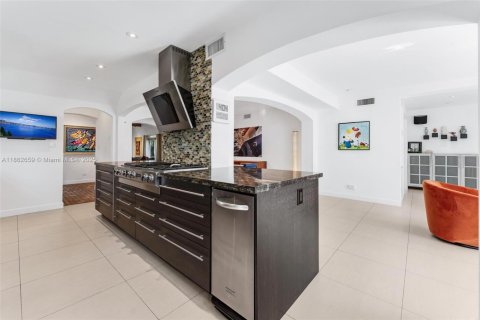 House in Miami Beach, Florida 4 bedrooms, 304.81 sq.m. № 1930103 - photo 13