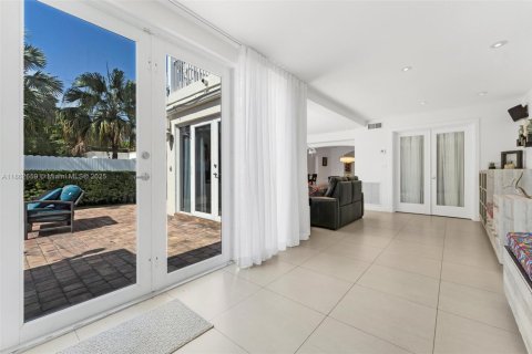 House in Miami Beach, Florida 4 bedrooms, 304.81 sq.m. № 1930103 - photo 22
