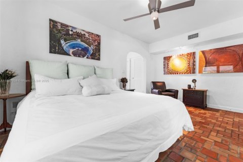 House in Miami Beach, Florida 4 bedrooms, 304.81 sq.m. № 1930103 - photo 18