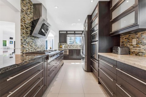 House in Miami Beach, Florida 4 bedrooms, 304.81 sq.m. № 1930103 - photo 12