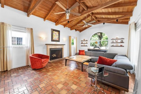 House in Miami Beach, Florida 4 bedrooms, 304.81 sq.m. № 1930103 - photo 8