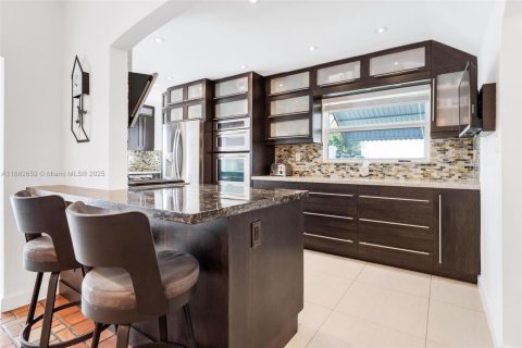 House in Miami Beach, Florida 4 bedrooms, 304.81 sq.m. № 1930103 - photo 9