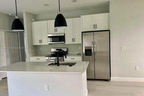 Casa en alquiler en Port Charlotte, Florida, 4 dormitorios, 149.29 m2 № 1951367 - foto 2