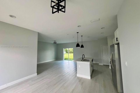 Casa en alquiler en Port Charlotte, Florida, 4 dormitorios, 149.29 m2 № 1951367 - foto 4