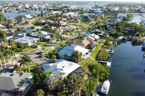 House in Apollo Beach, Florida 3 bedrooms, 202.53 sq.m. № 2204867 - photo 6