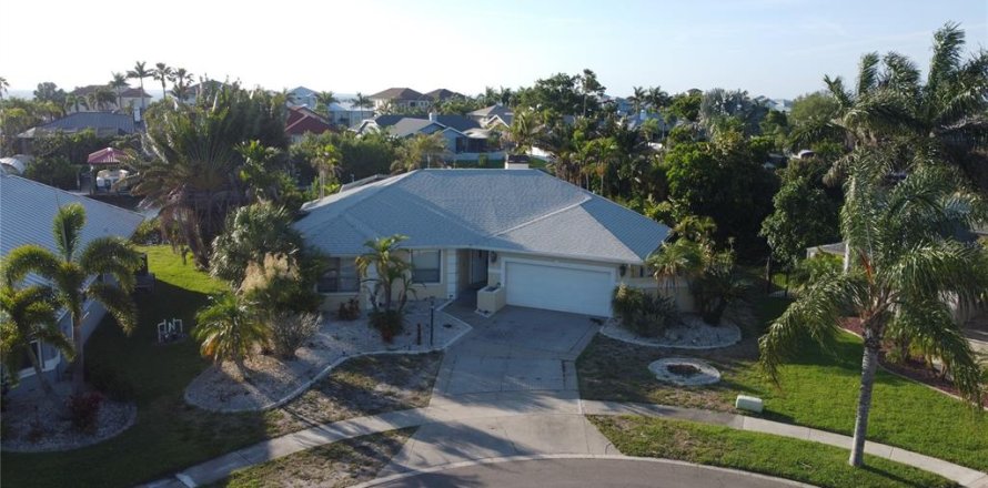 House in Apollo Beach, Florida 3 bedrooms, 202.53 sq.m. № 2204867