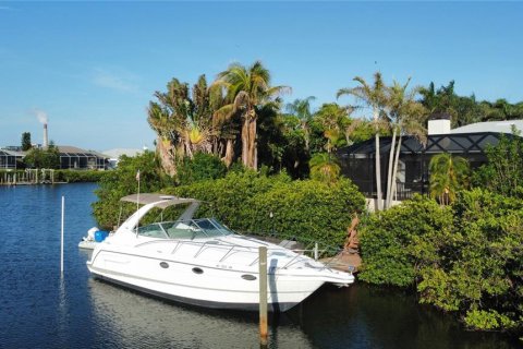 House in Apollo Beach, Florida 3 bedrooms, 202.53 sq.m. № 2204867 - photo 22