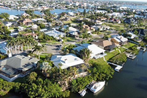 House in Apollo Beach, Florida 3 bedrooms, 202.53 sq.m. № 2204867 - photo 7
