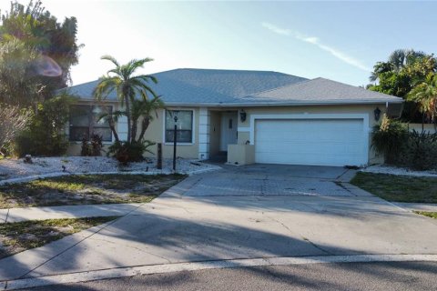 House in Apollo Beach, Florida 3 bedrooms, 202.53 sq.m. № 2204867 - photo 29