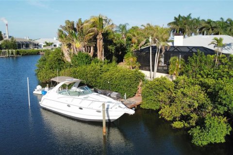 House in Apollo Beach, Florida 3 bedrooms, 202.53 sq.m. № 2204867 - photo 21