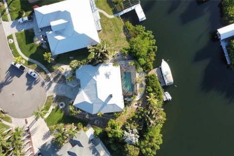 House in Apollo Beach, Florida 3 bedrooms, 202.53 sq.m. № 2204867 - photo 18