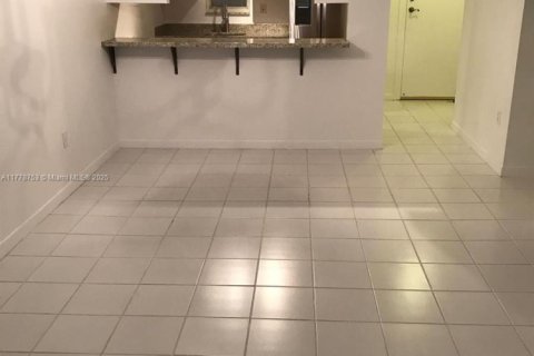 Condo in Miami, Florida, 2 bedrooms  № 1698451 - photo 1