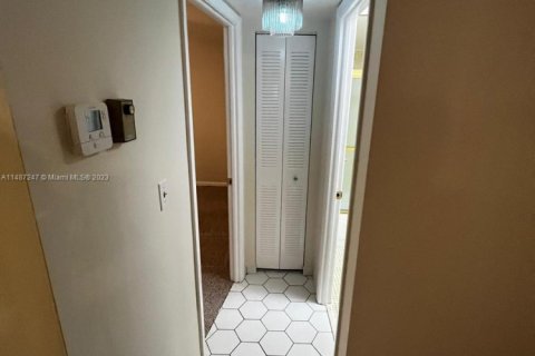 Condo in Sunrise, Florida, 2 bedrooms  № 1868088 - photo 9