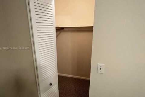 Condo in Sunrise, Florida, 2 bedrooms  № 1868088 - photo 11