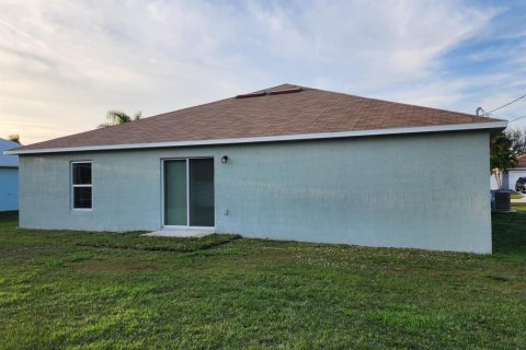 House in Port St. Lucie, Florida 4 bedrooms, 166.85 sq.m. № 2387181 - photo 17