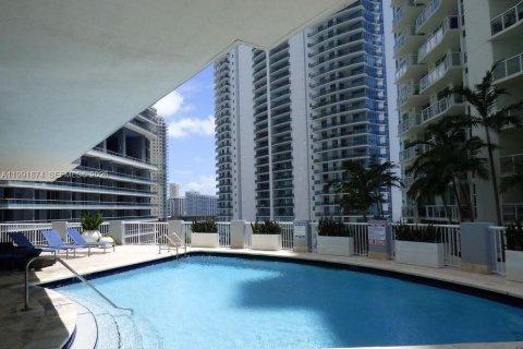 Apartamento en alquiler en Miami, Florida, 2 dormitorios, 87.51 m2 № 2055423 - foto 7