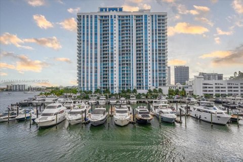 Condominio en venta en North Miami Beach, Florida, 2 dormitorios, 156.26 m2 № 1468537 - foto 1