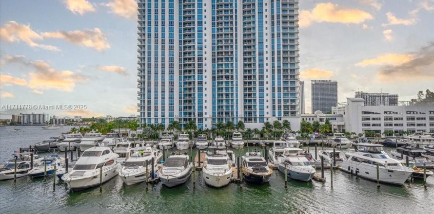 Condominio en North Miami Beach, Florida, 2 dormitorios  № 1468537