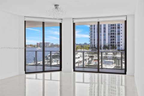 Condominio en venta en North Miami Beach, Florida, 2 dormitorios, 156.26 m2 № 1468537 - foto 5