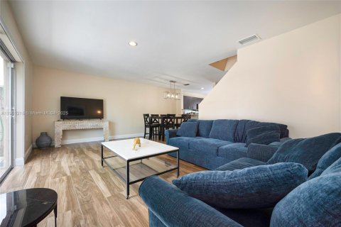 Townhouse in Miami, Florida 3 bedrooms, 122.54 sq.m. № 1952329 - photo 17