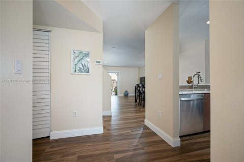 Townhouse in Miami, Florida 3 bedrooms, 122.54 sq.m. № 1952329 - photo 10