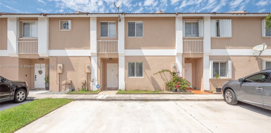 Townhouse in Miami, Florida 3 bedrooms, 122.54 sq.m. № 1952329