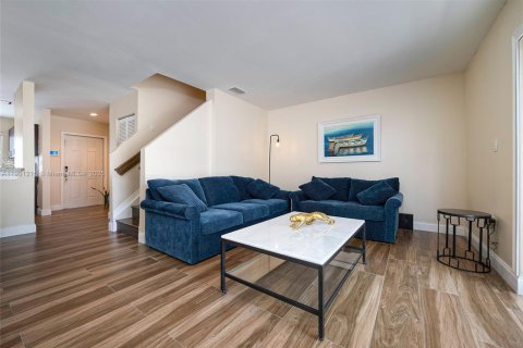 Townhouse in Miami, Florida 3 bedrooms, 122.54 sq.m. № 1952329 - photo 18