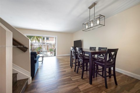 Townhouse in Miami, Florida 3 bedrooms, 122.54 sq.m. № 1952329 - photo 13