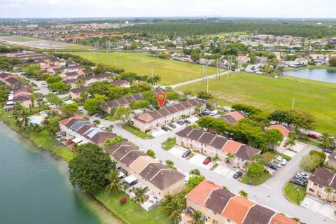 Townhouse in Miami, Florida 3 bedrooms, 122.54 sq.m. № 1952329 - photo 4