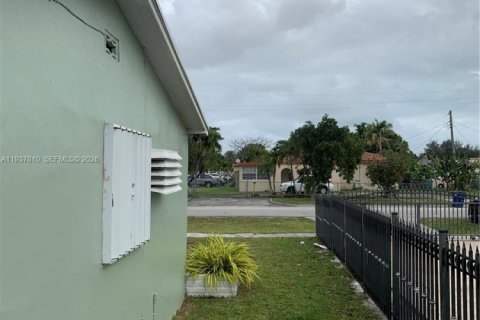 House in Miami, Florida 3 bedrooms, 146.6 sq.m. № 1995628 - photo 4