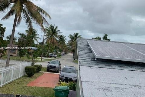 House in Miami, Florida 3 bedrooms, 146.6 sq.m. № 1995628 - photo 11