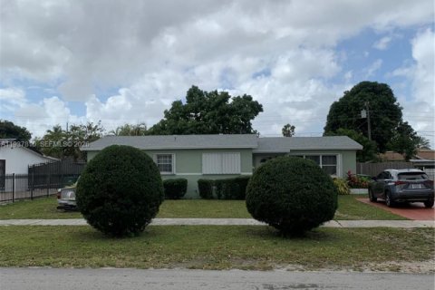 House in Miami, Florida 3 bedrooms, 146.6 sq.m. № 1995628