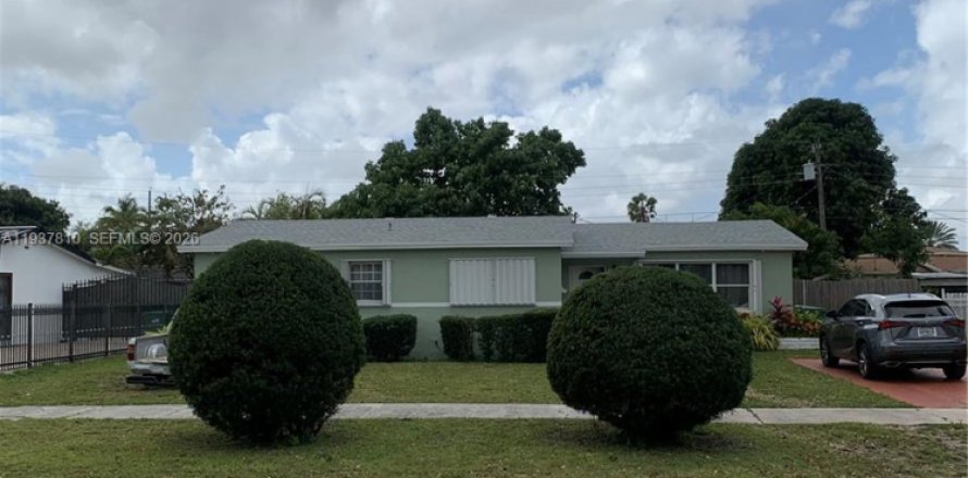House in Miami, Florida 3 bedrooms, 146.6 sq.m. № 1995628