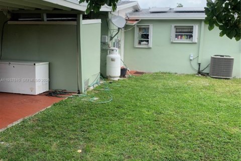 House in Miami, Florida 3 bedrooms, 146.6 sq.m. № 1995628 - photo 2