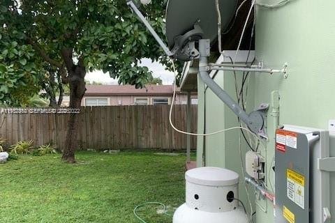 House in Miami, Florida 3 bedrooms, 146.6 sq.m. № 1995628 - photo 10