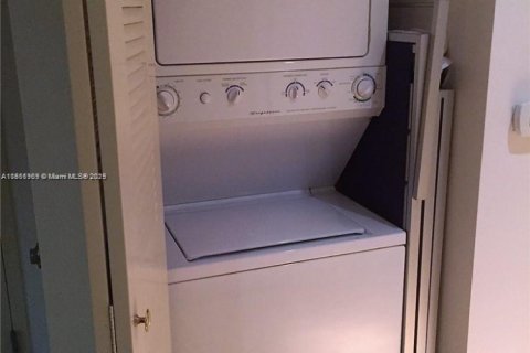 Купить кондоминиум в Майами, Флорида 1 спальня, 57.88м2, № 1892349 - фото 10