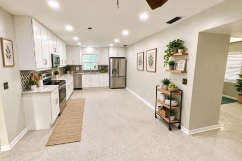 Villa ou maison à louer à Tampa, Floride: 4 chambres, 139.35 m2 № 2385701 - photo 2