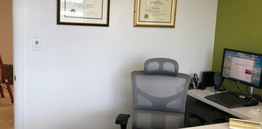 Commercial property in Oakland Park, Florida № 1076858