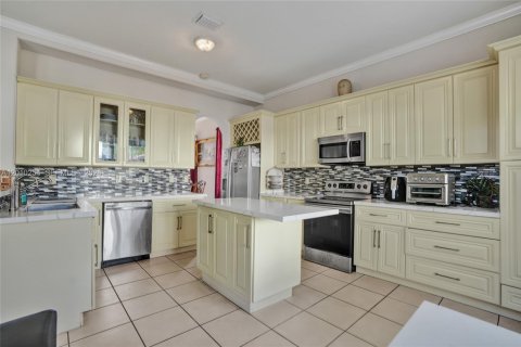 House in Hialeah, Florida 4 bedrooms, 267.37 sq.m. № 2073380 - photo 8
