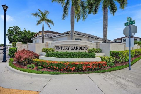 House in Hialeah, Florida 4 bedrooms, 267.37 sq.m. № 2073380 - photo 4