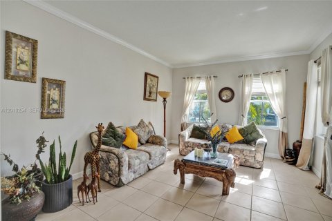 House in Hialeah, Florida 4 bedrooms, 267.37 sq.m. № 2073380 - photo 14