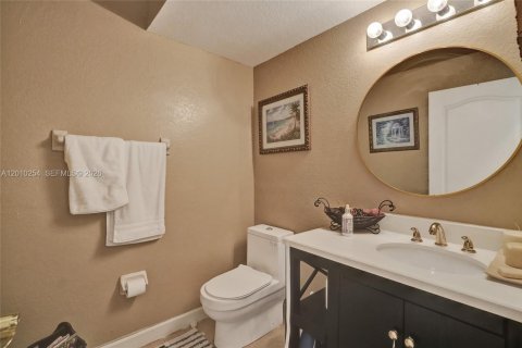 House in Hialeah, Florida 4 bedrooms, 267.37 sq.m. № 2073380 - photo 15
