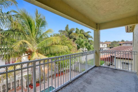 House in Hialeah, Florida 4 bedrooms, 267.37 sq.m. № 2073380 - photo 17