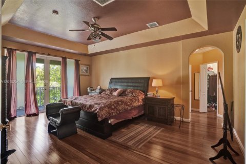 House in Hialeah, Florida 4 bedrooms, 267.37 sq.m. № 2073380 - photo 16