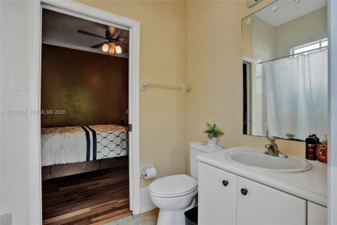 House in Hialeah, Florida 4 bedrooms, 267.37 sq.m. № 2073380 - photo 21