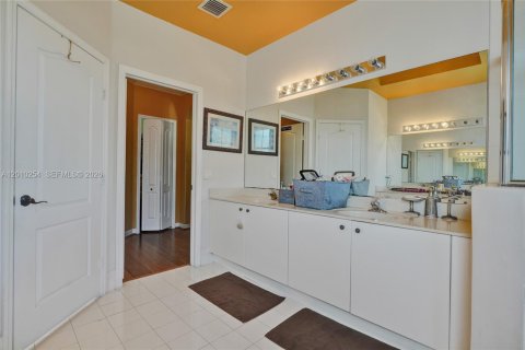 House in Hialeah, Florida 4 bedrooms, 267.37 sq.m. № 2073380 - photo 18