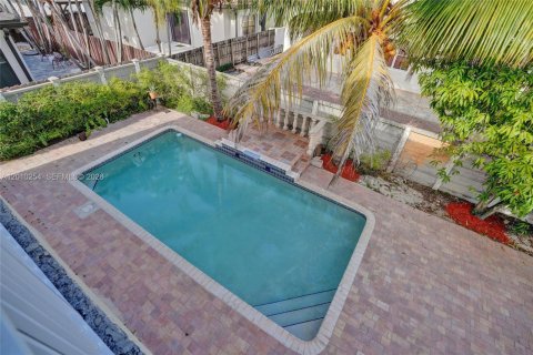 House in Hialeah, Florida 4 bedrooms, 267.37 sq.m. № 2073380