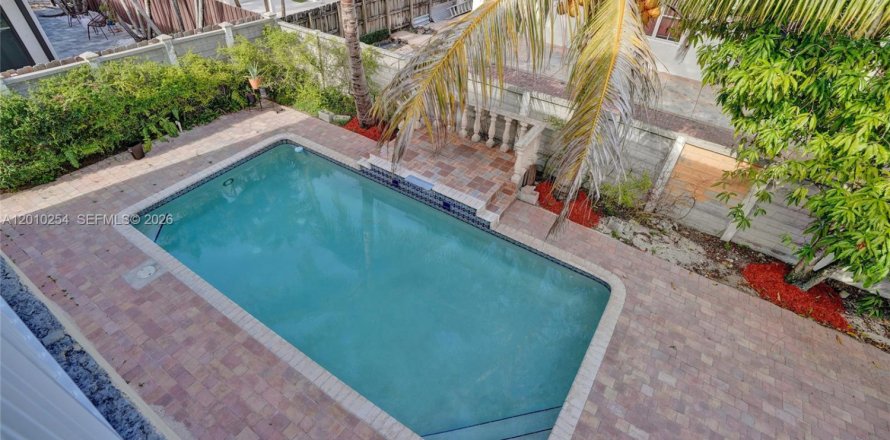 House in Hialeah, Florida 4 bedrooms, 267.37 sq.m. № 2073380