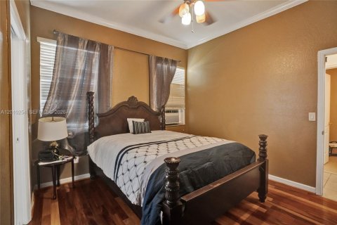 House in Hialeah, Florida 4 bedrooms, 267.37 sq.m. № 2073380 - photo 20